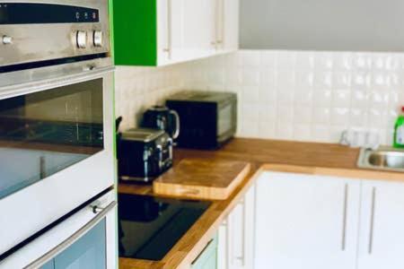 סטראוד Old Fleece Apartments מראה חיצוני תמונה